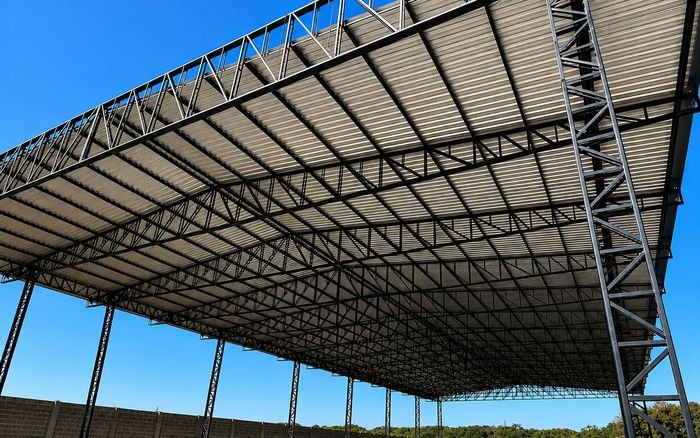 Estrutura metálica de cobertura em construção