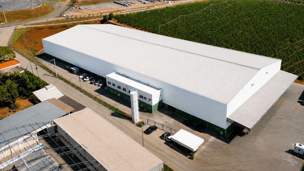 Vista aérea de galpão industrial com cobertura metálica