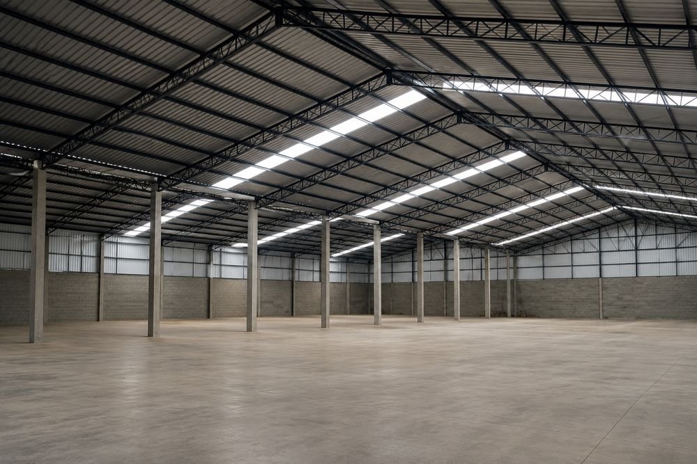 Interior de galpão com cobertura em arco e iluminação zenital